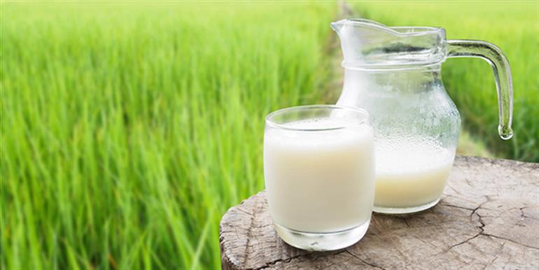 Raw Milk For Beauty: 5 Benefits And Uses Of Raw Milk For Skin And Hair |  Spice Radio | Hit Hai Yaar